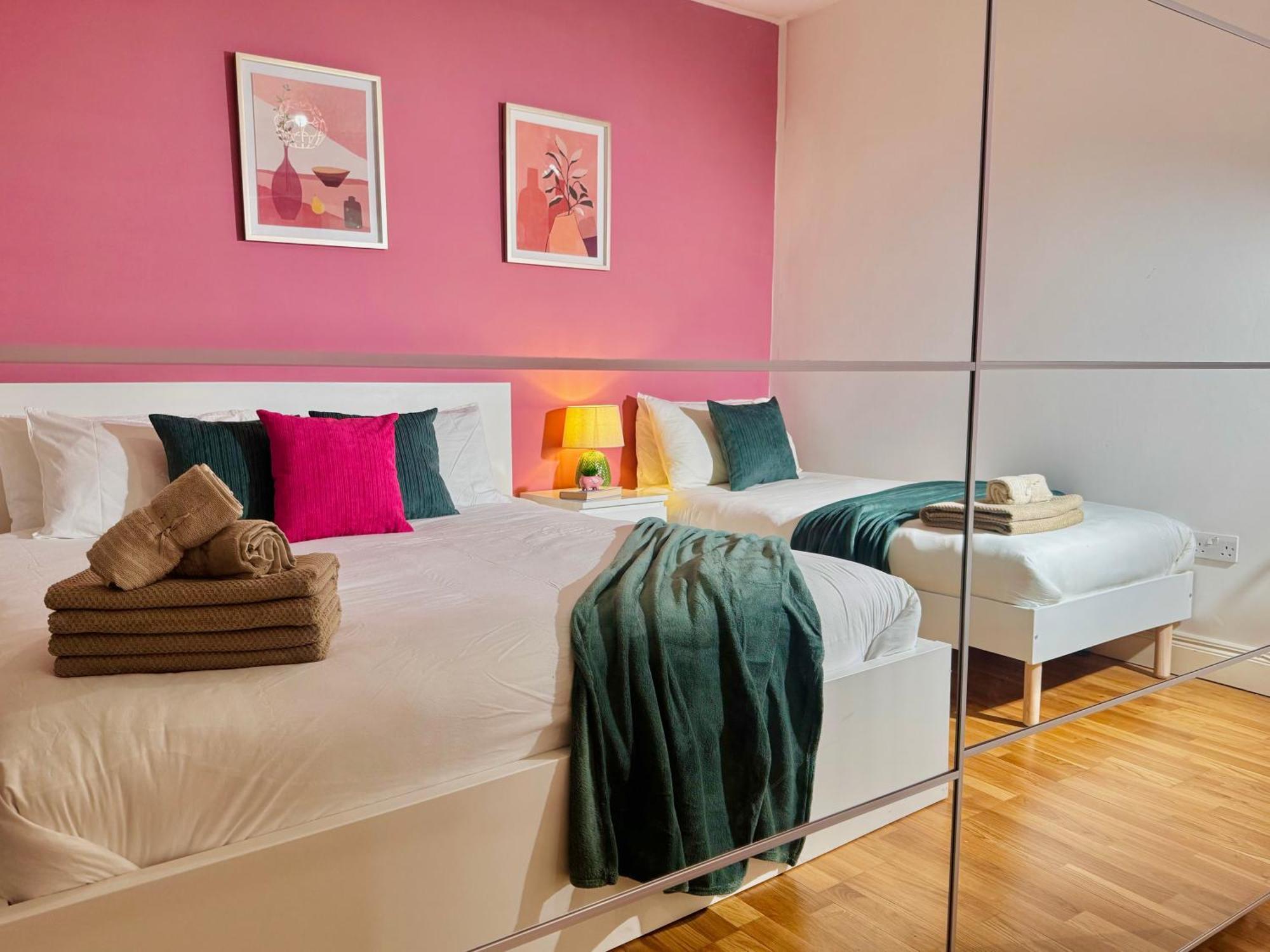 Modern 1-Bed Apt 30Min To Central London & Parking Exterior photo
