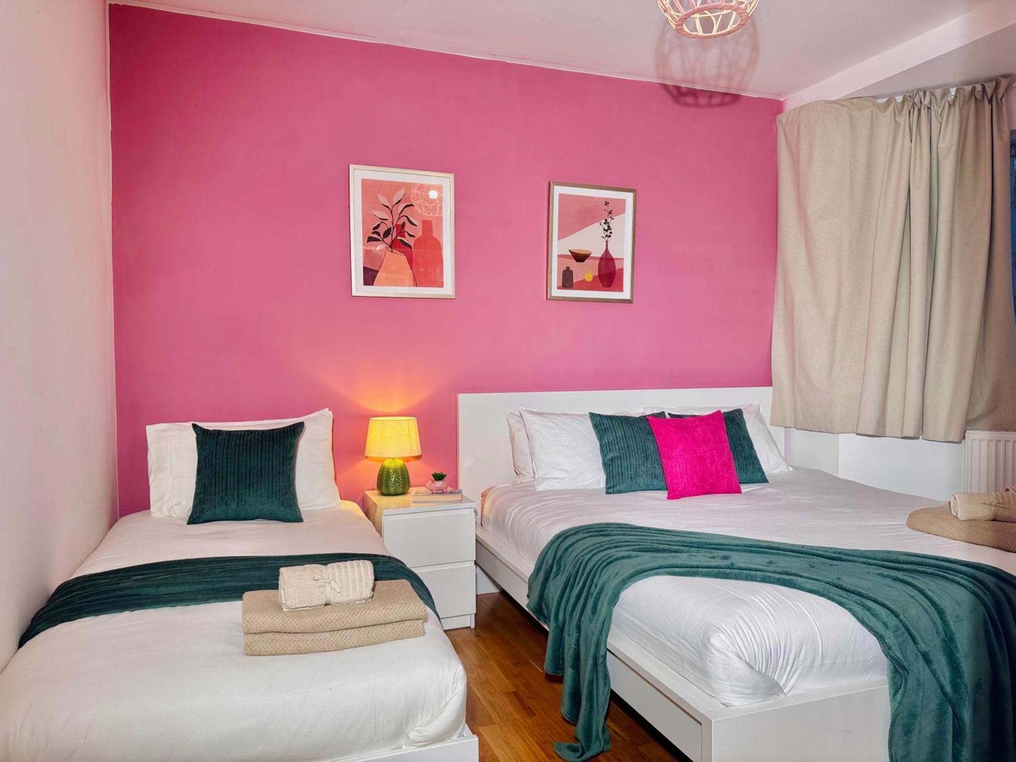 Modern 1-Bed Apt 30Min To Central London & Parking Exterior photo