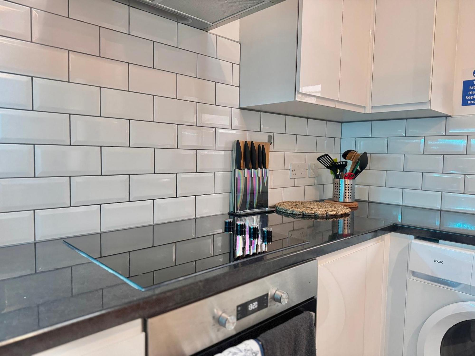 Modern 1-Bed Apt 30Min To Central London & Parking Exterior photo